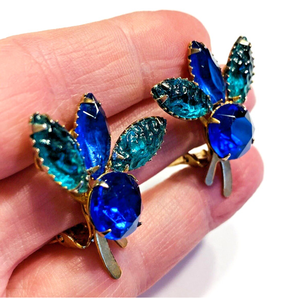 Mid Century Clip On Earrings 1950's Jewelry Gold Blue & Carved Green Rhinestones - Picture 5 of 6
